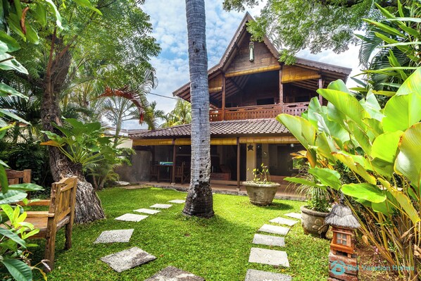 Exterior - Romantic Joglo Villa Near Lovina Beach & Downtown (Buleleng)