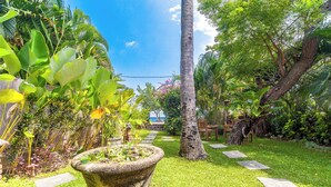 Property grounds - Romantic Joglo Villa Near Lovina Beach & Center (Buleleng)