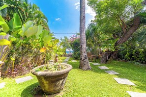 Property grounds - Romantic Joglo Villa Near Lovina Beach & Center (Buleleng)