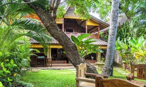 Property grounds - Romantic Joglo Villa Near Lovina Beach & Center (Buleleng)