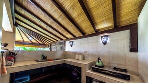 Réfrigérateur, plaque de cuisson, grille-pain