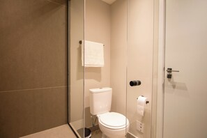 Hair dryer, towels, soap, toilet paper - Studio Garden, 10 steps from Alto da Boa Vista metro station. (São Paulo)