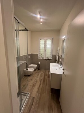 Shower, hair dryer, bidet, towels - Patrizia House - First Floor with small terrace and parking space (Toscana)