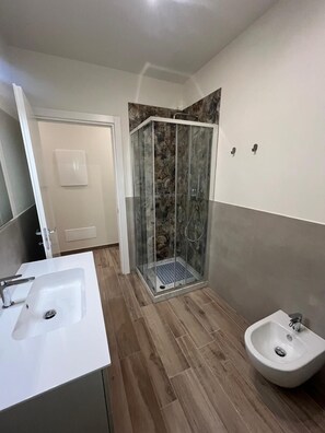 Shower, hair dryer, bidet, towels - Patrizia House - First Floor with small terrace and parking space (Toscana)