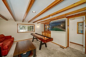 Game room - The Blue Bear Cabin Lake Tahoe Family Getaway 2 Bedroom Home (South Lake Tahoe)