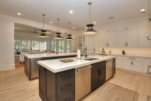 Fridge, microwave, oven, stovetop - 206 N. Sea Pines Drive – Luxury Resort-Style Living (Hilton Head Island)