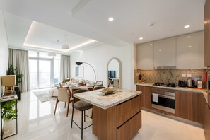 Fridge, microwave, oven, dishwasher - Chic 3BR | Walk to Dubai Mall & Opera (Dubai)
