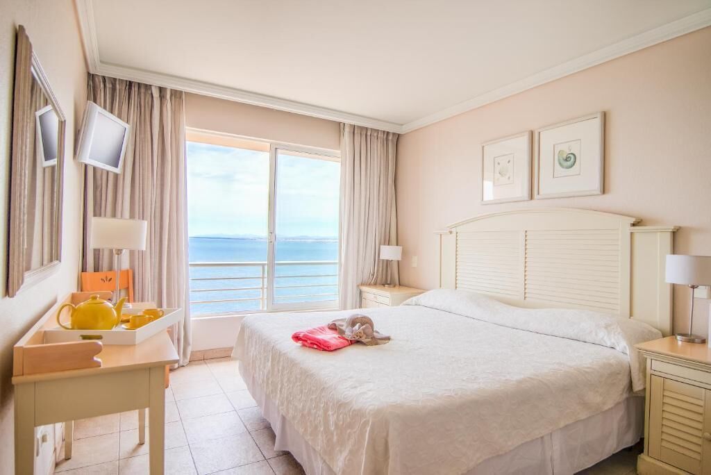 In-room safe, blackout drapes, free WiFi