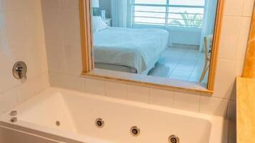 مستلزمات مجانية للعناية الشخصية، مجففات شعر، مناشف، صابون