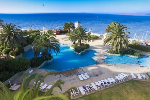 Alberca techada y 3 albercas al aire libre