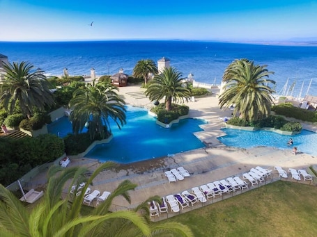 Una piscina techada, 3 piscinas al aire libre. Hippocampus Concón Resort & Club