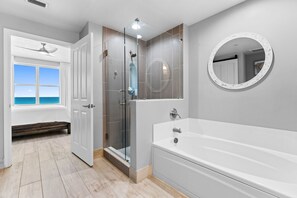 Dusche, Haartrockner, Handtücher