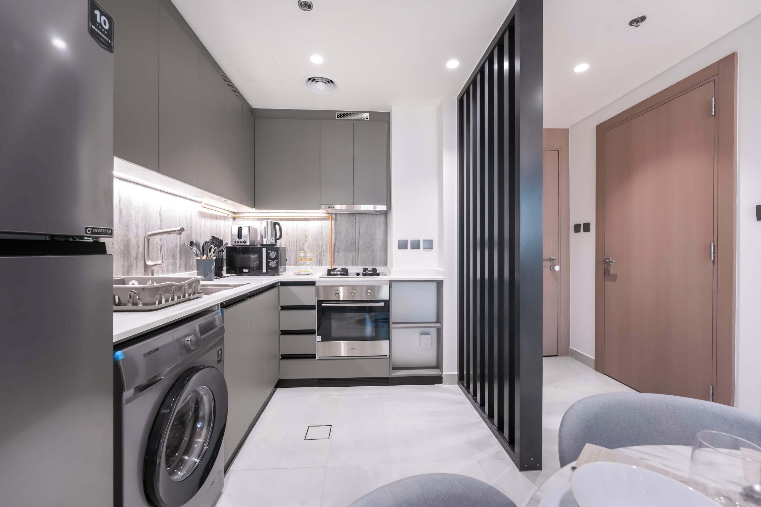 Frigorífico, microondas, horno y placa de cocina