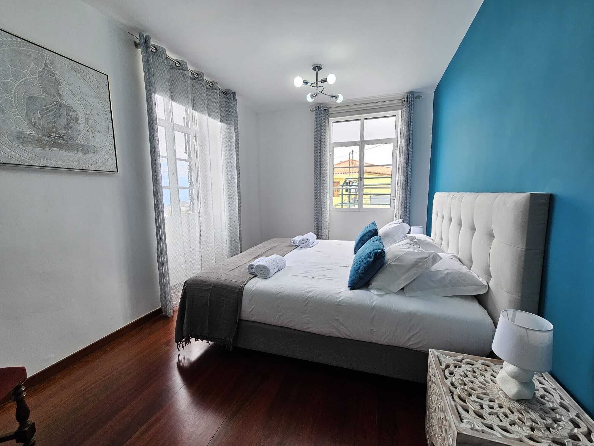 Tabla de planchar con plancha, wifi, ropa de cama