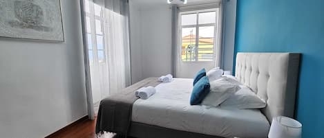 Tabla de planchar con plancha, wifi, ropa de cama