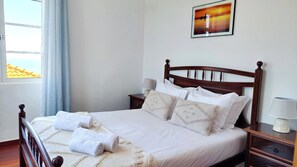 3 chambres, fer et planche à repasser, Wi-Fi, draps fournis