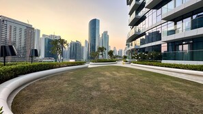 House - Chic 3BR Walk to Dubai Mall Opera (Dubai)