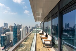 House - Chic 3BR Walk to Dubai Mall Opera (Dubai)