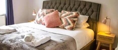 4 Schlafzimmer, BĂŒgeleisen/BĂŒgelbrett, kostenloses WLAN, BettwĂ€sche