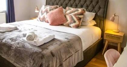 4 Bed - Sleeps 10 - Pets - Parking - Games Room