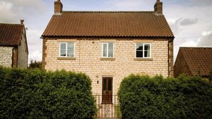 Unclassified image, 2 of 18, button - 4 Bed House Sleeps 10 - Pets, Parking, Games Room (Filey)