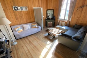 Télévision, lecteur de DVD, livres, chaîne hi-fi