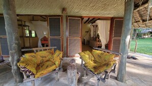 Quarto casal ou duplo, varanda coberta, vista parcial para o mar | Terraço/pátio
