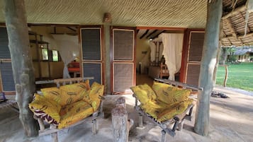 Chambre Double ou avec lits jumeaux, véranda, vue partielle sur la mer | Terrasse/Patio