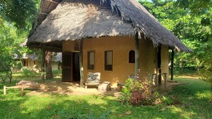 Quarto casal ou duplo conforto, varanda coberta, vista para o jardim | Fachada