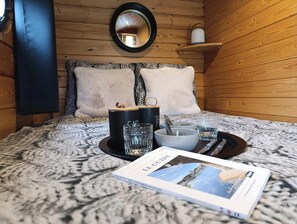 1 bedroom, bed sheets