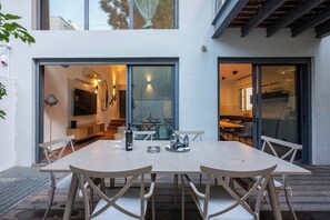 Outdoor dining - The RotchilD TripleX 6BR (Tel Aviv-Yafo)