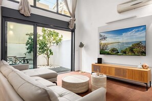 Living area - The RotchilD TripleX 6BR (Tel Aviv-Yafo)