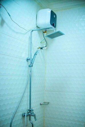 Sèche-cheveux, bidet, serviettes fournies, papier toilette