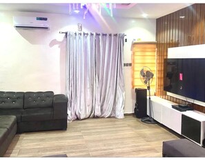 TV - Enjoyable 3-BR-APT with 24hrs Pwr + Unlimited WiFi (Lagos)