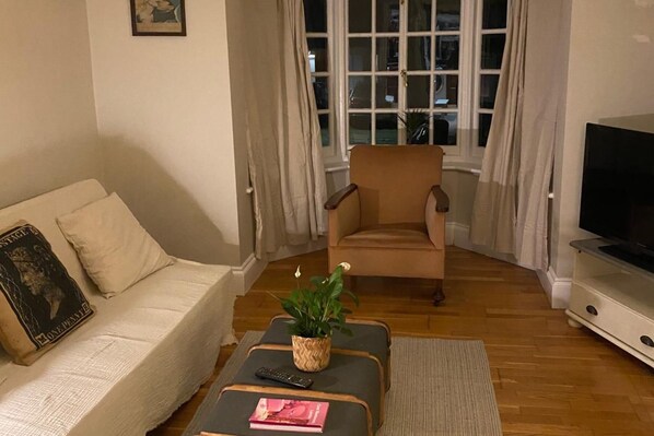 Living area - 3 Bed Sleeps 6 Free Parking Enclosed Garden (Tonbridge)