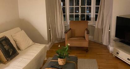 3 Bed Sleeps 6 Free Parking Enclosed Garden