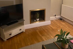 Living area - 3 Bed Sleeps 6 Free Parking Enclosed Garden (Tonbridge)