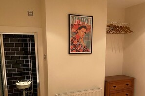 Tina y regadera independientes, tina profunda, toallas 