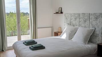 3 bedrooms, iron/ironing board, travel cot, free WiFi