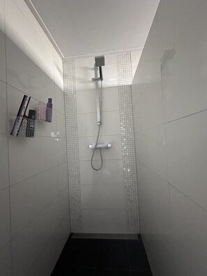 Shower, hair dryer, towels, toilet paper - Luxury bungalow with view on quiet park in Kattendijke, Zeeland (Kattendijke)
