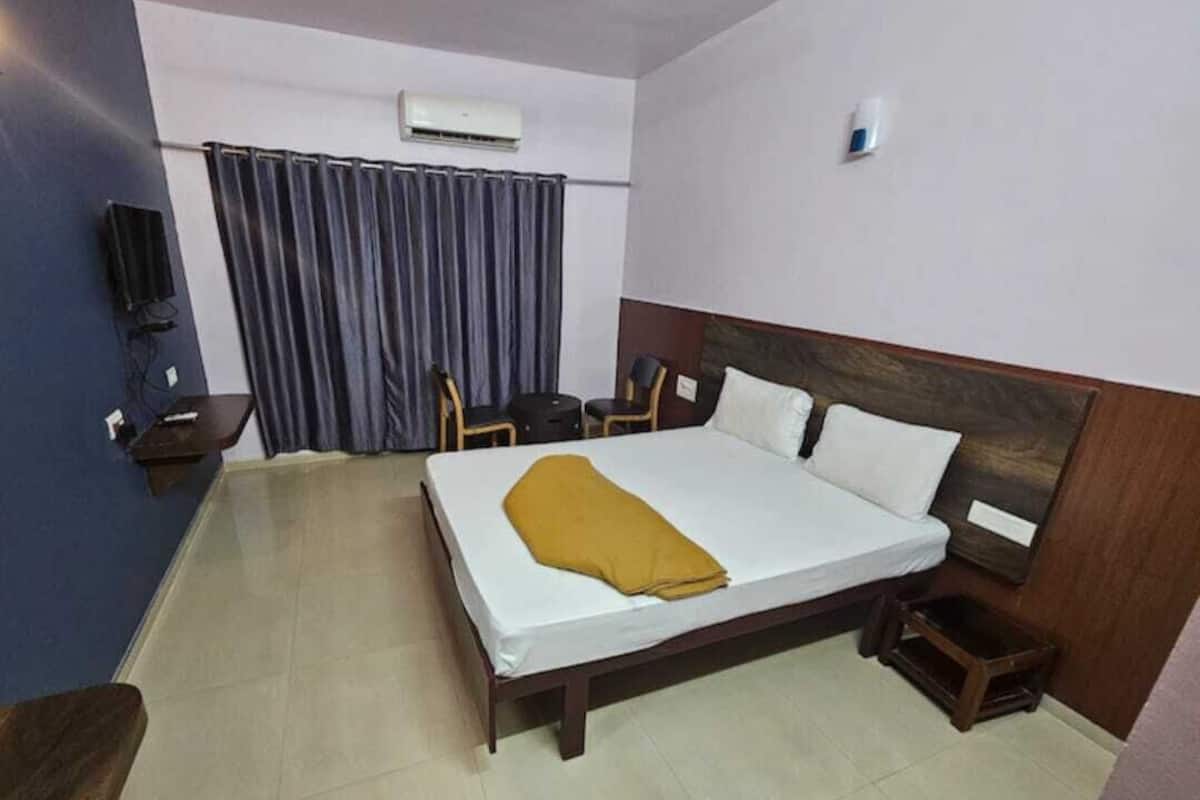 Dobbeltværelse | Pengeskab på værelset, arbejdsområde til bærbare computere