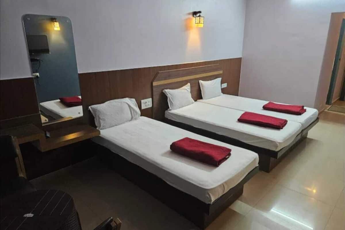 Værelse til 3 personer | Pengeskab på værelset, arbejdsområde til bærbare computere