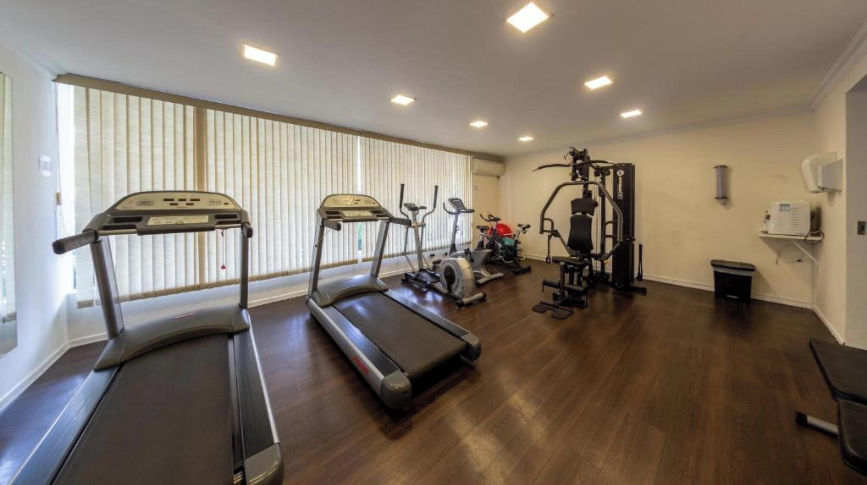 Ein Fitnessraum mit Laufbändern, Ergometer und Gewichtstrainern.