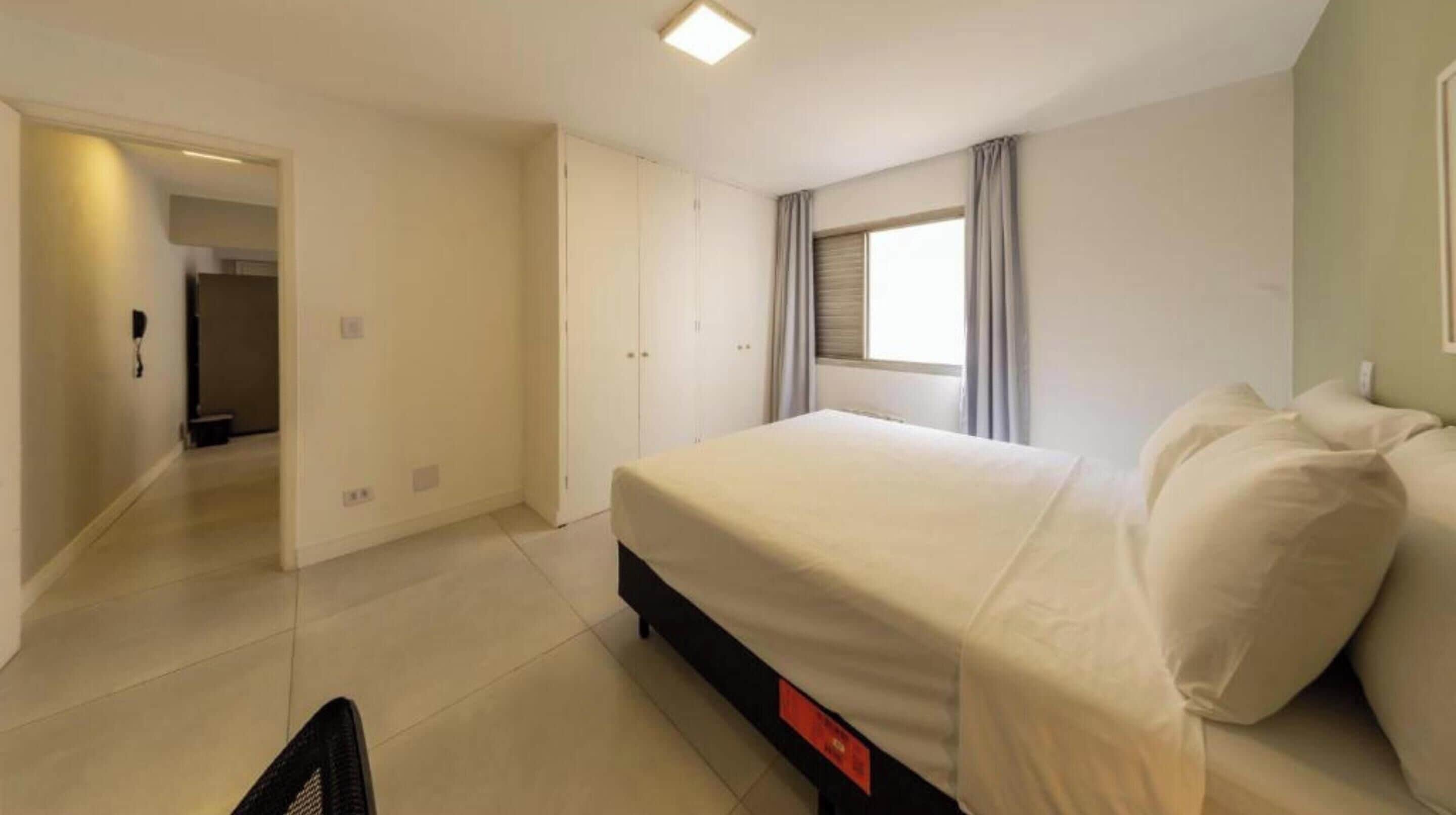 Studio – standard | Skrivebord for bærbar PC, blendingsgardiner og wi-fi (inkludert)