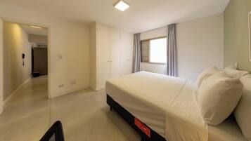 Studio – standard | Skrivebord for bærbar PC, blendingsgardiner og wi-fi (inkludert)