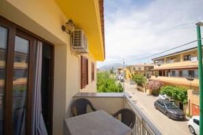 Outdoor dining - Capo Comino 1 - Two Bedroom Apartment, Sleeps 5 (La Caletta)