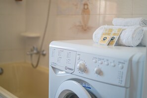 Hair dryer, bidet, towels - Capo Comino 2 - Two Bedroom Apartment, Sleeps 5 (La Caletta)
