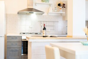 Réfrigérateur, four, plaque de cuisson, lave-vaisselle