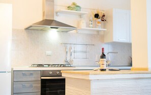 Kylskåp, ugn, spishäll och diskmaskin