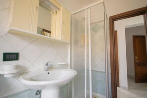 Shower, hair dryer, bidet, towels - La Caletta 2 - One Bedroom Apartment, Sleeps 2 (La Caletta)